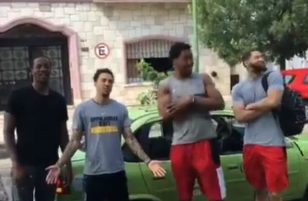 Divertidísima versión de Felices los 4 protagonizada por los extranjeros de Atenas