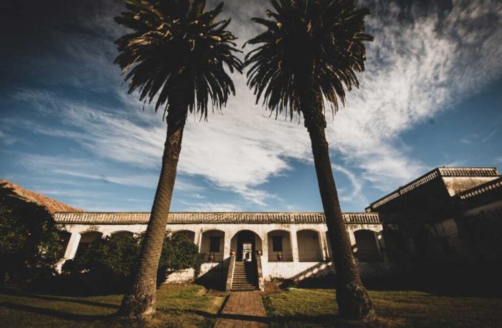 Colonia Caroya instala arcos sanitarios para desinfectar autos y camiones