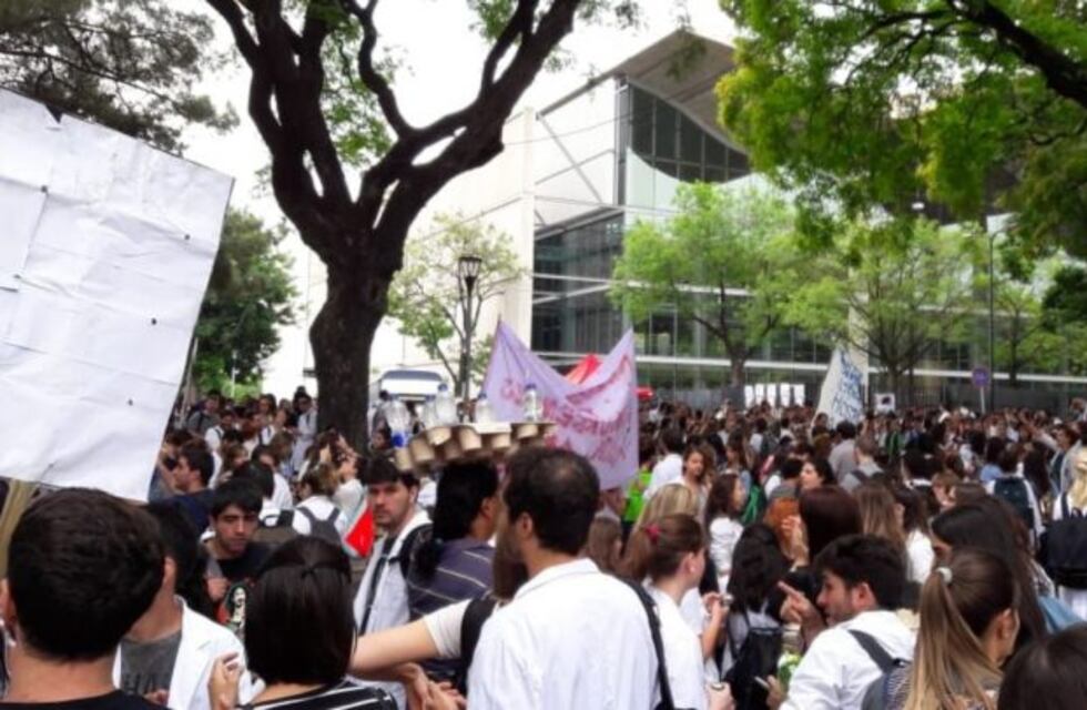 Médicos residentes realizaron un "abrazo" a la casa de Gobierno porteño y ratificaron el paro