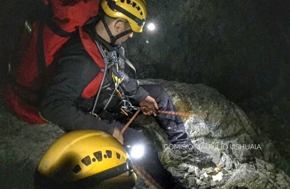 Rescataron a dos personas de una grieta de casi 50 metros de profundidad en el glaciar "Ojo del Albino"