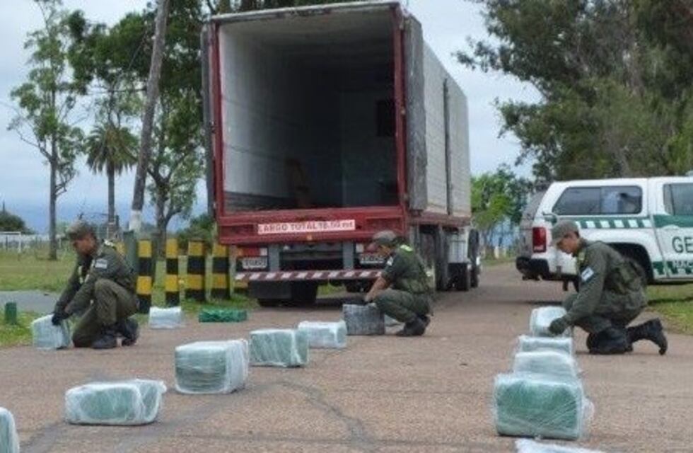 Dos personas fueron detenidas con 285 kilos de marihuana escondidos en un camión