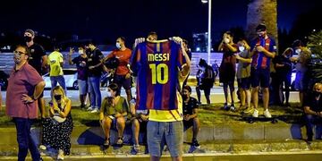Hinchas de Barcelona piden la renuncia de Bartomeu en la puerta del Camp Nou