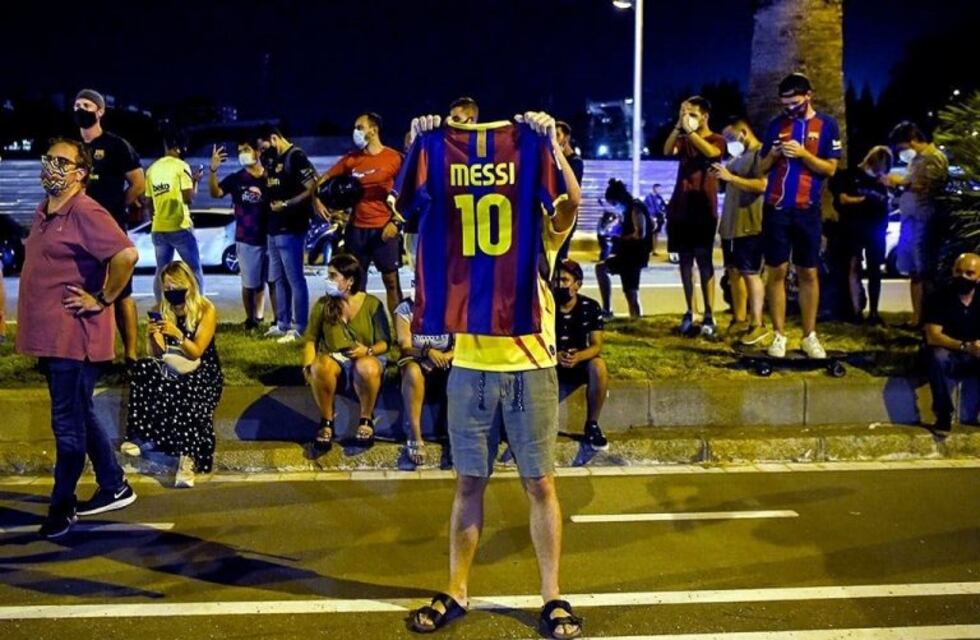 Hinchas de Barcelona piden la renuncia de Bartomeu en la puerta del Camp Nou