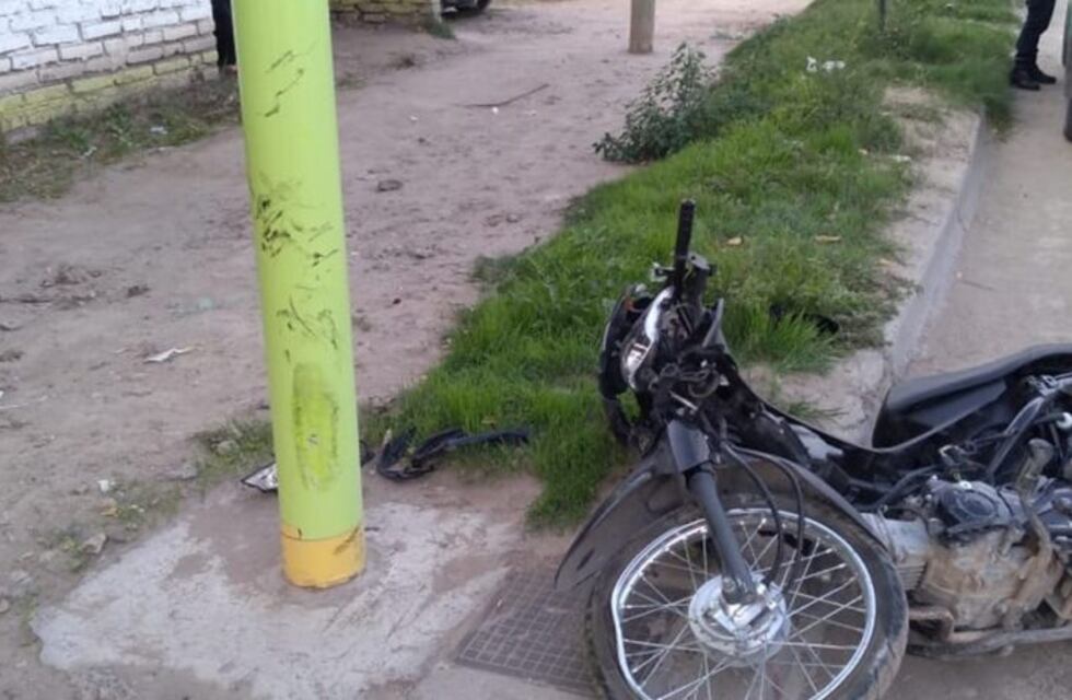 Está muy grave un motociclista que chocó un poste de luz