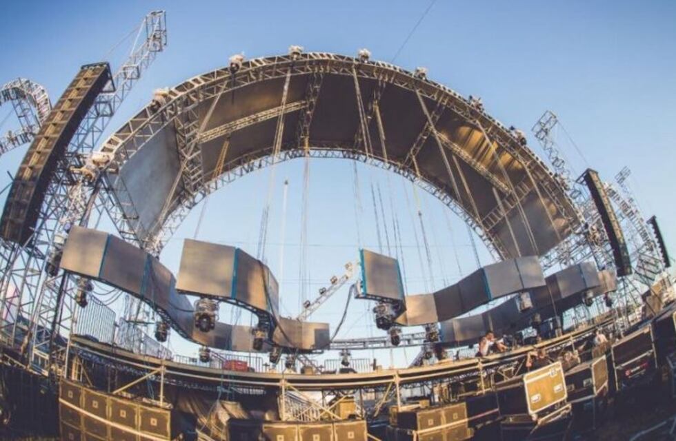 Brasil: El momento en el que un escenario se derrumbó y mató a un DJ