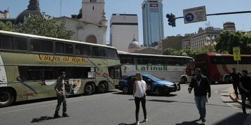 Micros de larga distancia cortan los accesos a Plaza de Mayo en rechazo a una resolución del Ministerio de Transporte de la Nación que impide que vehiculos de antiguedad mayor a trece años presten servicios de larga distancia \r\nDYN07, BUENOS AIRES 27/01/2017, PIQUETE DE MICROS DE LARGA DISTANCIA EN EL CENTRO PORTEÑO\u002EFOTO:DYN/PABLO MOLINA buenos aires Protesta de micros de larga distancia en Plaza de Mayo reclamo la ampliacion de la antiguedad maxima de las unidades omnibus cortan corte calles centro ciudad