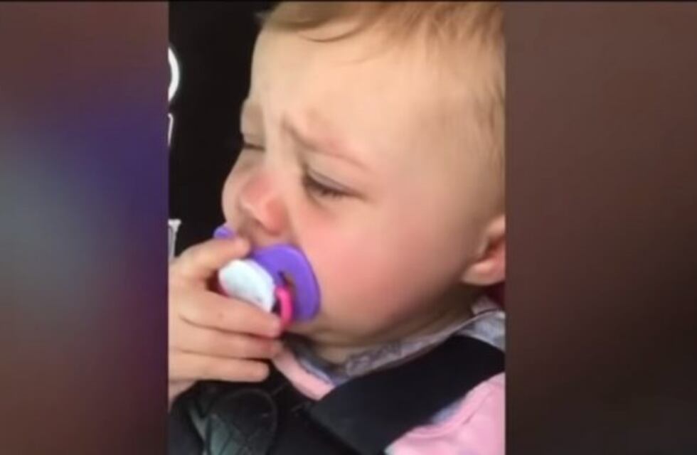 Presos rescataron a una bebé encerrada en una camioneta