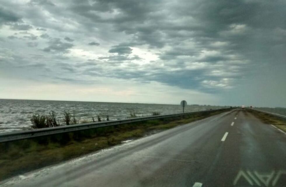 Continúa el corte de la Ruta Nacional 7 para apuntalar el terraplén en la laguna La Picasa