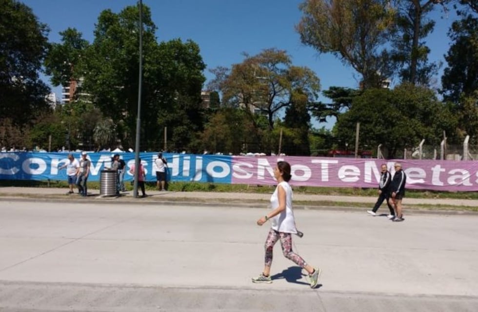 Funcionario santafesino cruzó a una madre por Whatsapp en la disputa sobre educación sexual