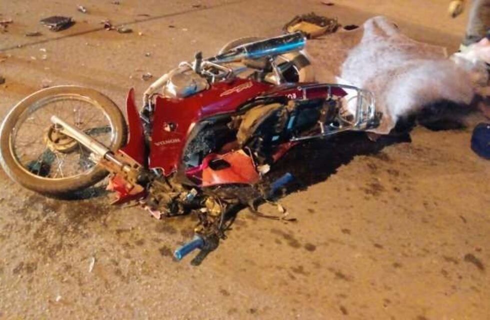 Motociclista trataba de pasar a un auto cuando chocó de frente y murió