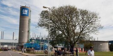 Smata acordó mantener hasta fin de año las suspensiones rotativas en la planta de General Motors (GM) de Alvear\u002E (Diego Astarita)