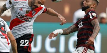 JJPANA8445\u002E LIMA (PERÚ), 23/11/2019\u002E- Gabriel Barbosa (d) de Flamengo disputa un balón con Javier Pinola de River Plate este sábado en la final de la Copa Libertadores 2019, en el estadio Monumental en Lima (Perú)\u002E EFE/PAOLO AGUILAR