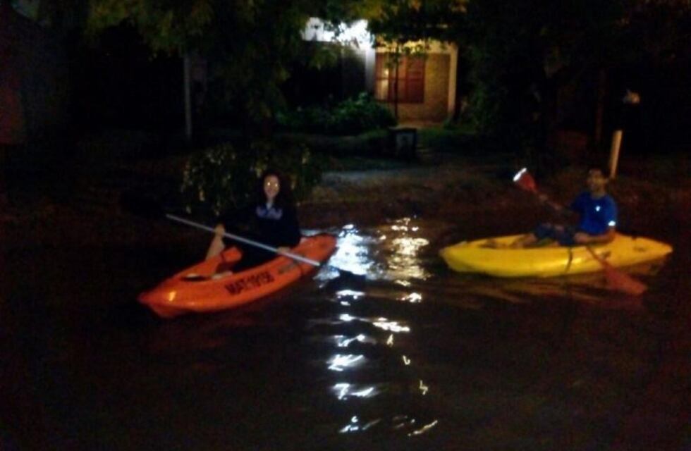 Se inundó Rivadavia: los vecinos evacuaron en kayak y se derrumbaron dos casas