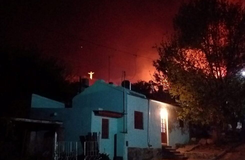Impactante: el Cristo Redentor de La Cumbre iluminado por las llamas