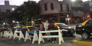 El paro de taxis se tradujo en protestas frente a la Terminal Mariano Moreno\u002E (Twitter)