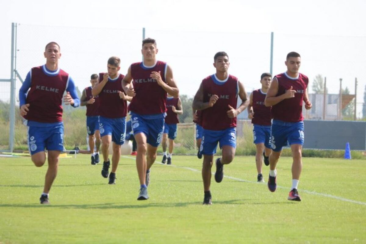 Jugadores de Godoy Cruz de Mendoza corren durante un entrenamiento del equipo\u002E (TyC Sports)