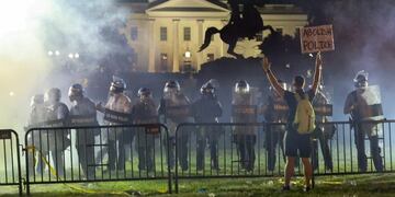 Police in riot gear keep protesters at bay in Lafayette Park near the White House in Washington, U\u002ES\u002E May 31, 2020\u002E Picture taken May 31, 2020\u002E REUTERS/Jonathan Ernst