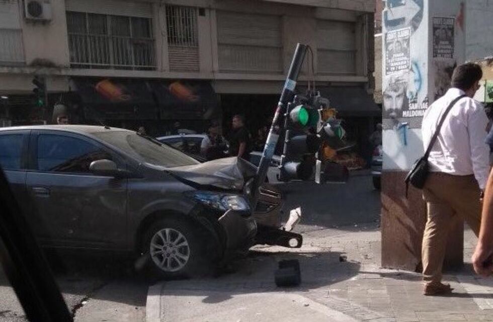 Tarde accidentada: un automovilista tumbó un semáforo y otro provocó un choque en cadena
