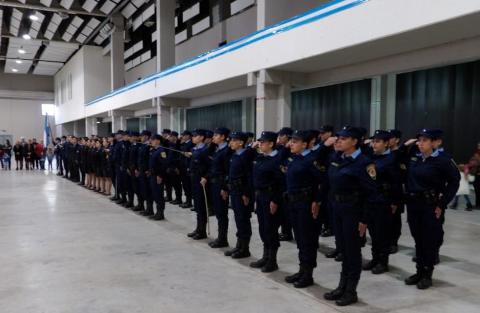 Acto del 20 de junio en San Francisco: juraron la bandera agentes y aspirantes de la Policía