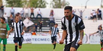 Lucas Baldunciel grita el gol que le daría la victoria a Gimnasia de Mendoza\u002E