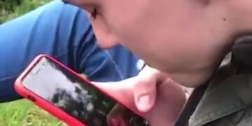 El nuevo desafío viral: desbloquear el celular con saliva o moco (Foto: captura video)