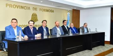 La firma de convenios se dio luego del mediodía en la casa de gobierno de la provincia