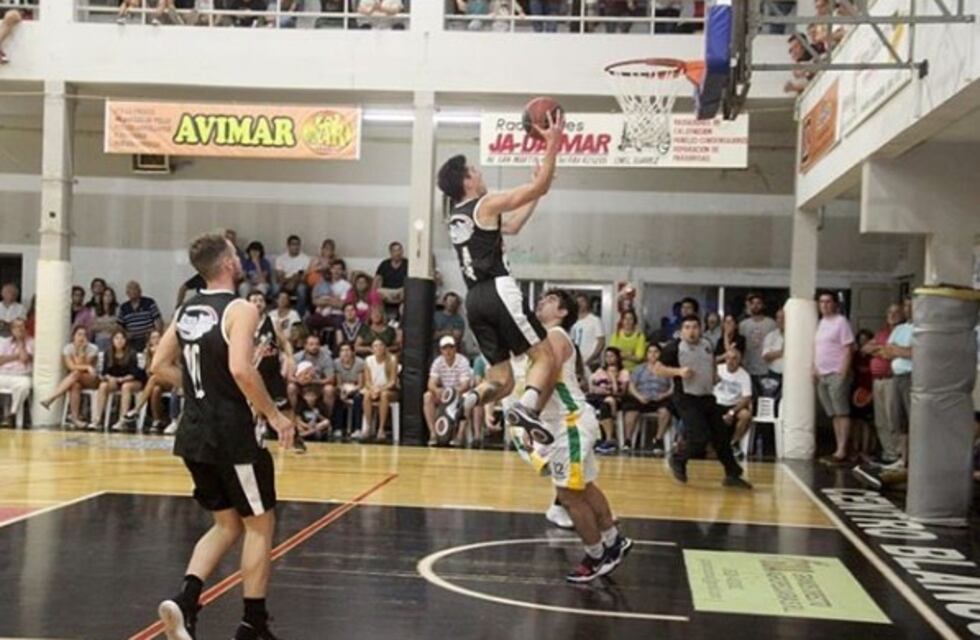 Oficial de Básquet: Blanco y Negro  fue contundente y se llevó el primer partido