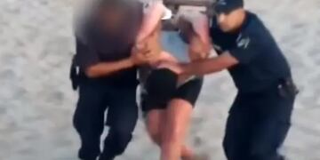 Detuvieron a la pareja que dejó enterrada a una nena en la arena para tener relaciones