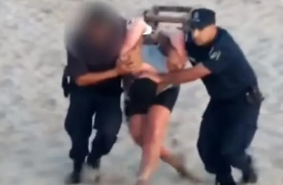 Detuvieron a la pareja que dejó enterrada a una nena en la arena para tener relaciones