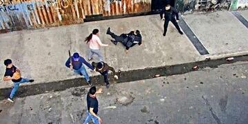 Atacaron a los policías con piedras (Foto: captura)