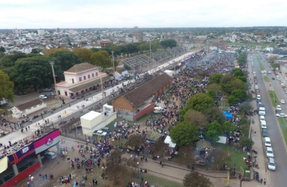 Con más de 80 puestos inscriptos se realiza “La Fiesta del 25 de Mayo” en la zona del puerto