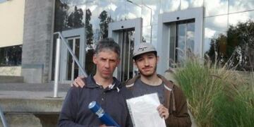 Alfredo y Lucas Lartigue, el esposo y el hijo de Ana Rosa Páez, fueron en busca del diploma de la mujer que estudió abogacía a distancia en la Universidad de Lomas de Zamora