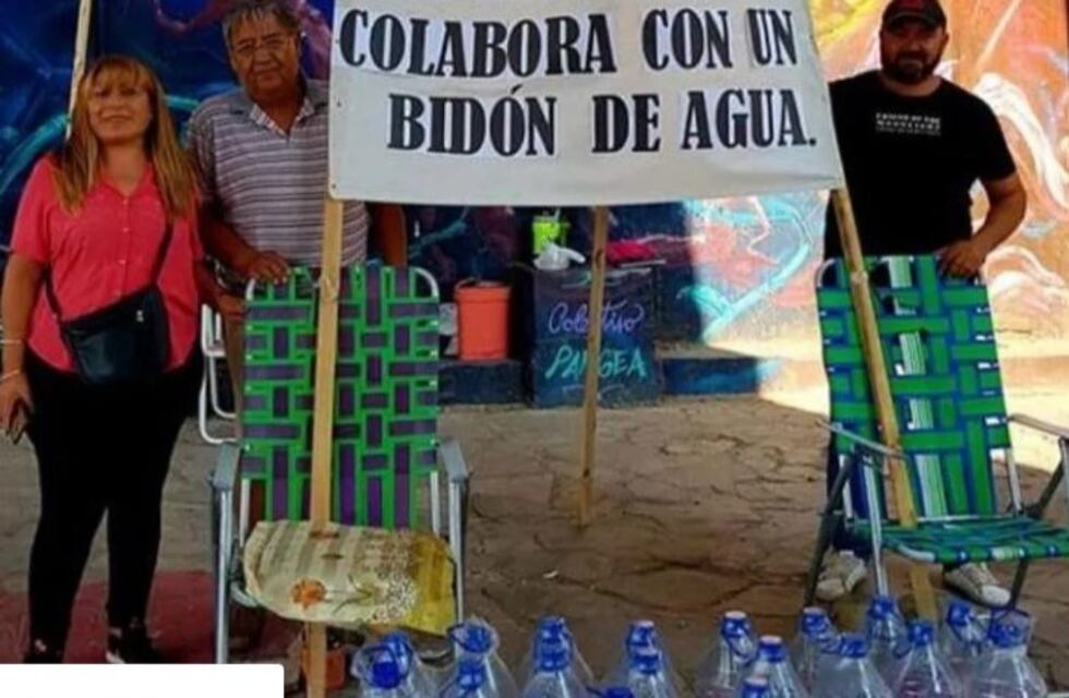 Recolectan agua para llevar a un pueblo que lleva una semana sin el servicio
