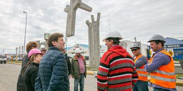 Melella recorrió la obra de montaje del puente peatonal frente a la UTN