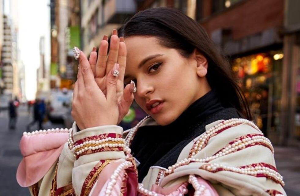 Rosalía posó con un top rojo y deslumbró a todos