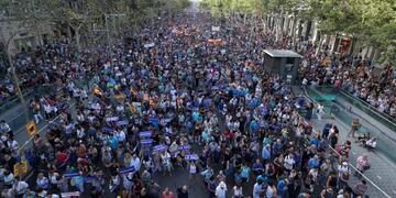 People hold signs and flags as they take part in a march of unity after the attacks last week, in Barcelona, Spain, August 26, 2017\u002E REUTERS/Albert Gea