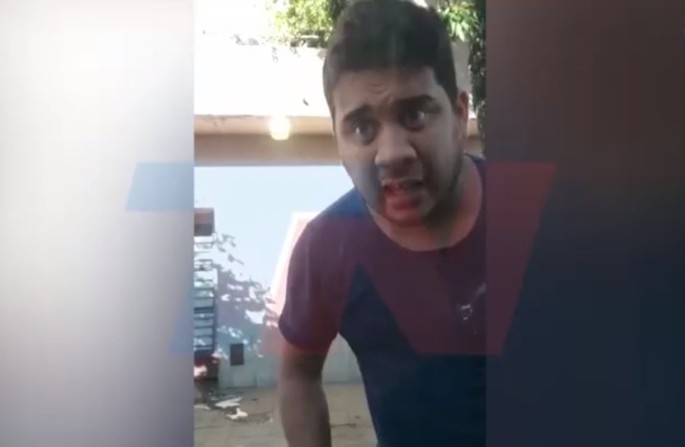 Otro taxista violento: se enojó por un bocinazo y le abolló el auto a piñas