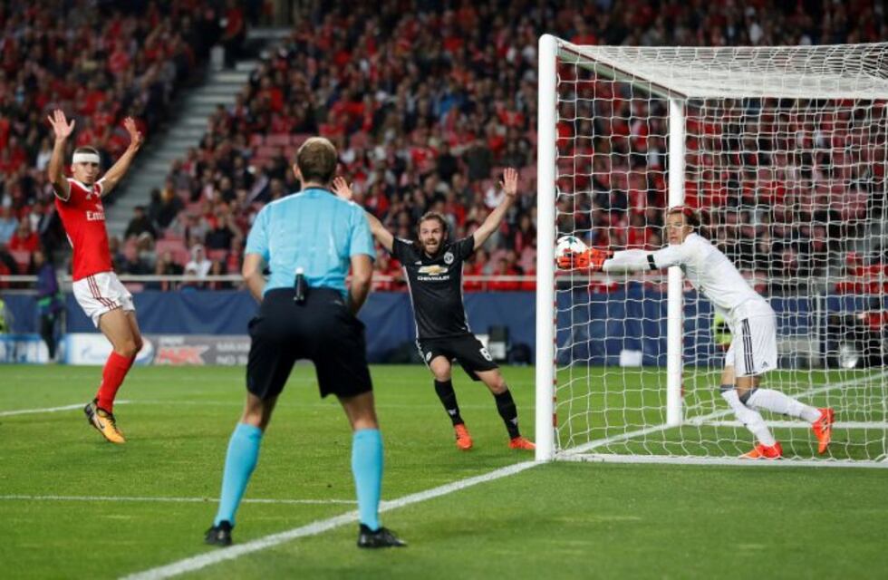 El insólito error del arquero del Benfica en la Champions League