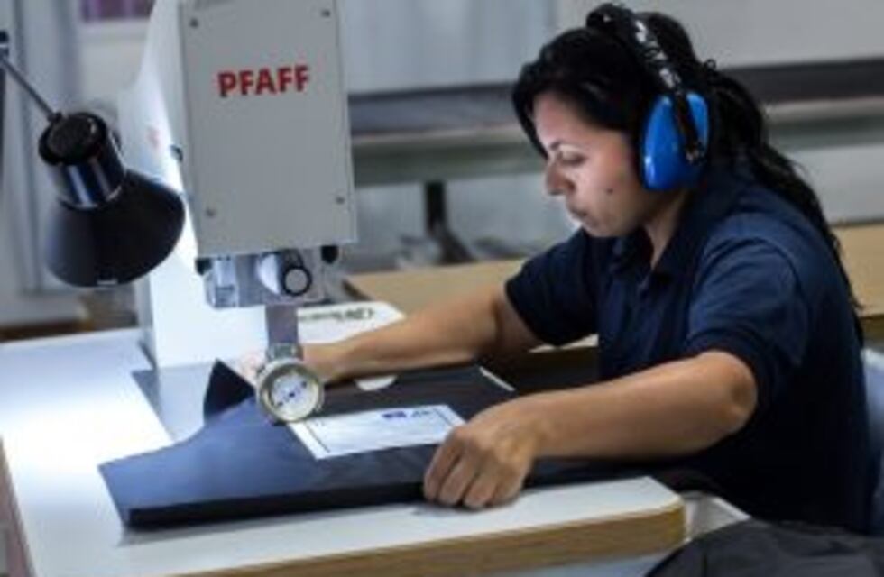 La producción de chalecos para personal de seguridad creció un 19% en Fray Luis Beltrán