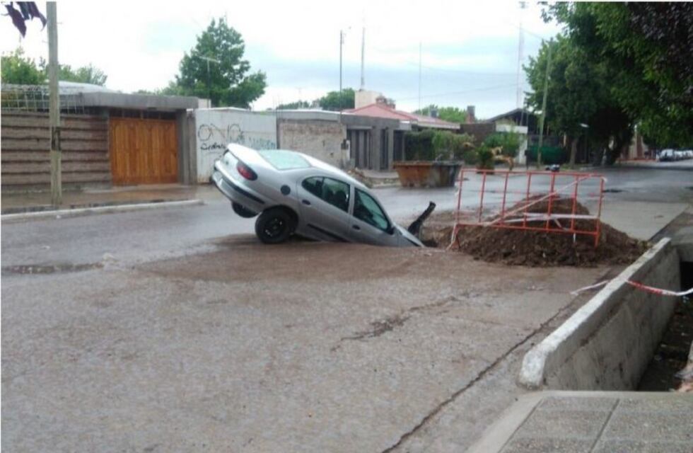Tremendo accidente: El asfalto se tragó a un auto en Tunuyán