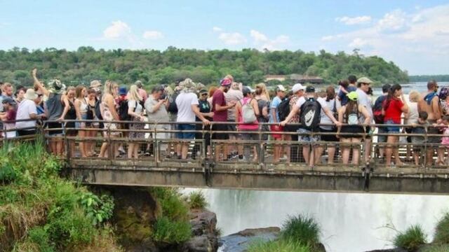 Récord de turistas durante este fin de semana en Iguazú\u002E