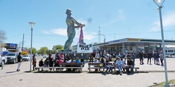 caleta barrios de pie