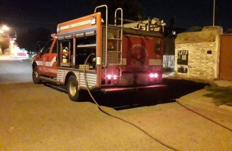 Un incendio en una playa de estacionamiento destruyó tres vehículos