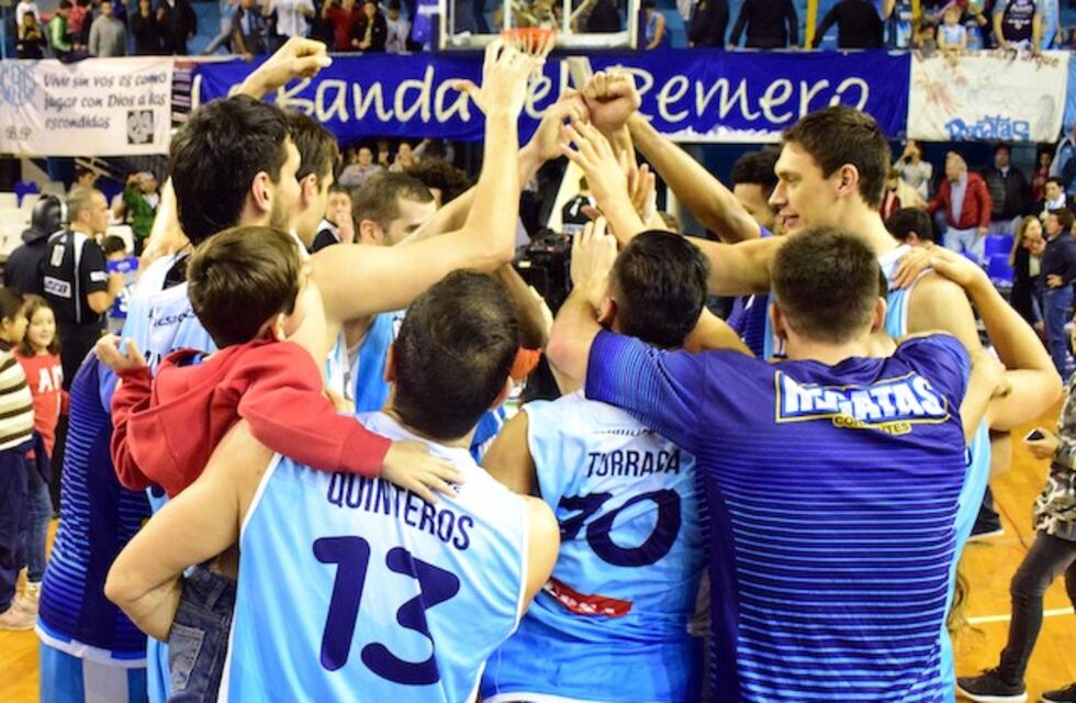 Regatas Corrientes toma aire en la serie