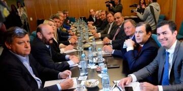 El gobernador Gildo Insfran y otros mandatarios provinciales que se reunieron este miércoles en la sede del Consejo Federal de Inversiones, CFI