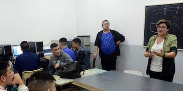 En clase de alfabetización digital, en el penal de Olmos\u002E Foto: David Fernández (Clarín)