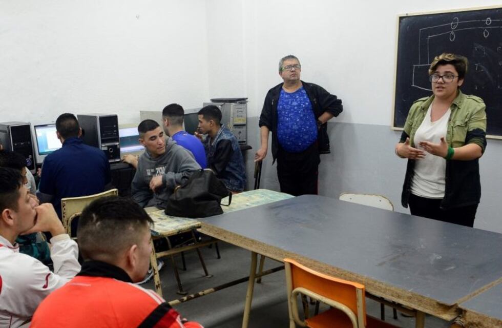 Una joven enseña a los presos a usar la computadora para conseguir empleo