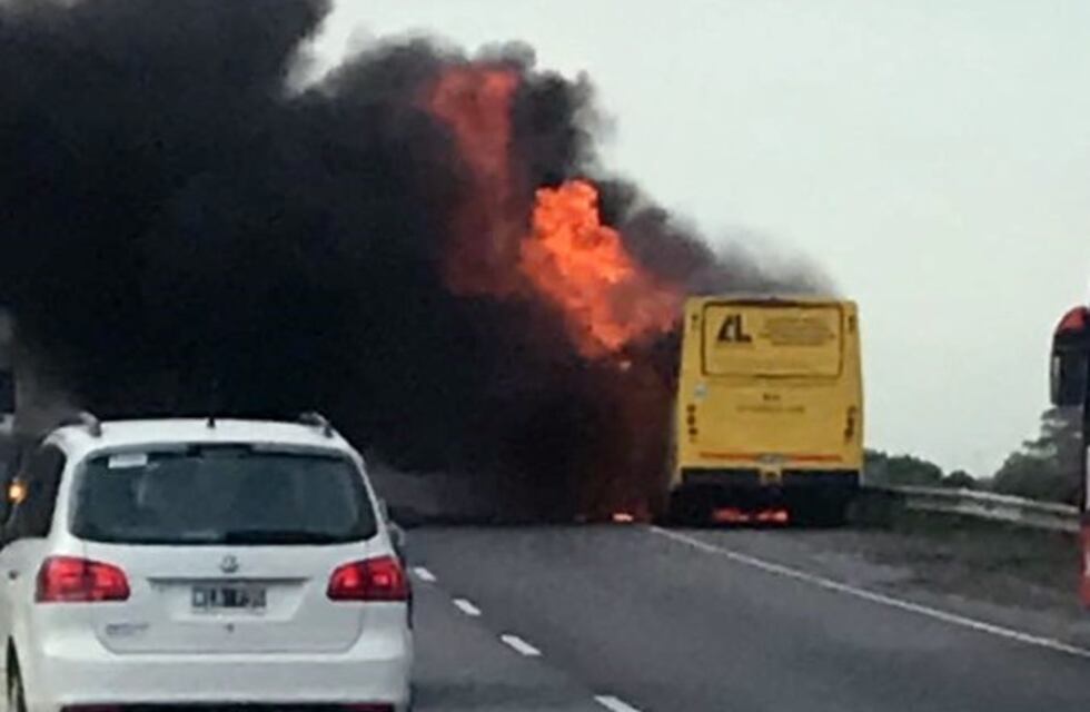 Un colectivo de Rosario Bus se incendió por completo en la Autopista Rosario - Santa Fe