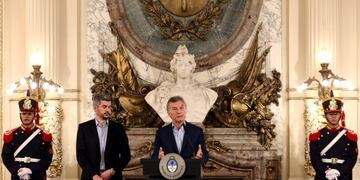 Mauricio Macri junto a Marcos Peña, en la Casa Rosada\u002E