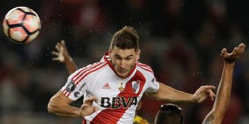 Lucas Alario of Argentina's River Plate heads the ball during a Copa Libertadores soccer match against Colombia's Independiente Medellin in Buenos Aires, Argentina, Thursday, May 25, 2017.(AP Photo/Natacha Pisarenko) ciudad de buenos aires Lucas Alario futbol copa libertadores 2017 futbolistas partido river plate vs independiente de medellin